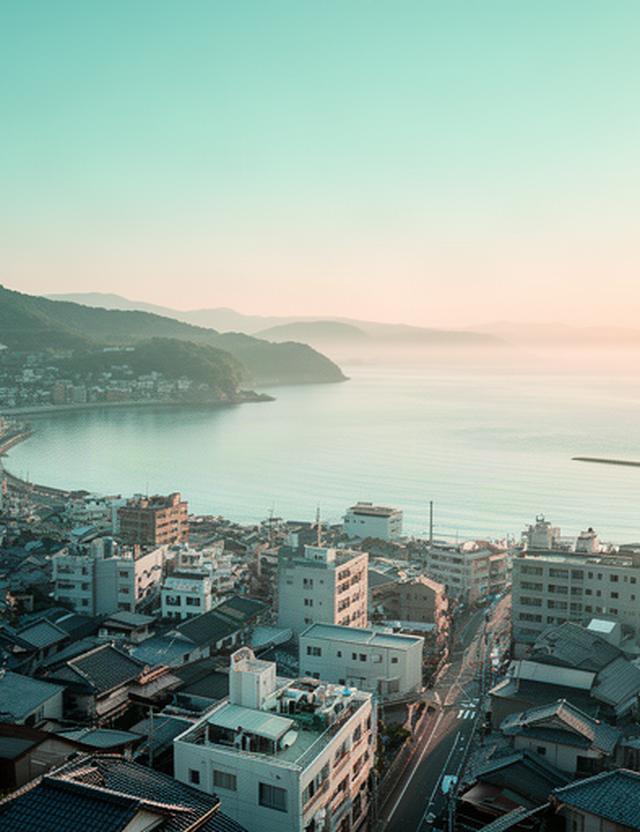 朝の光が差す長崎の街並みと穏やかな海を見渡す風景